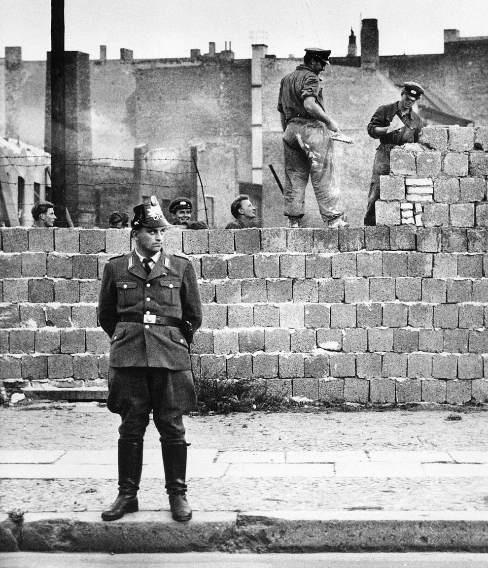 building the berlin wall 19611
