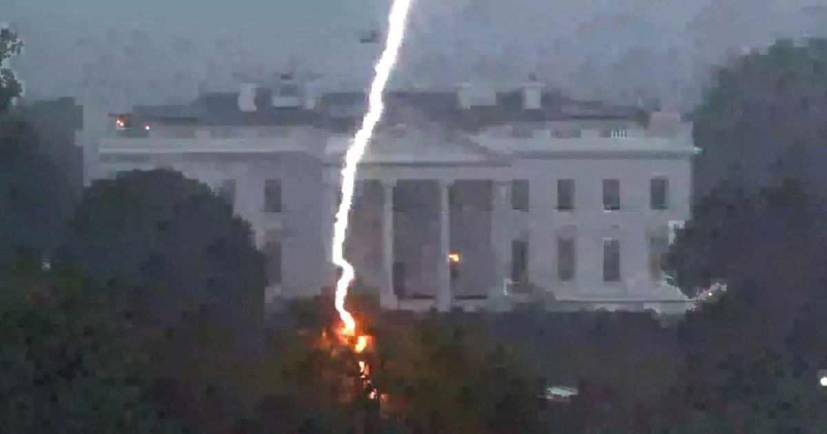 0 Lightning strikes near the White House killing three people and injuring one in Washington 2408797054