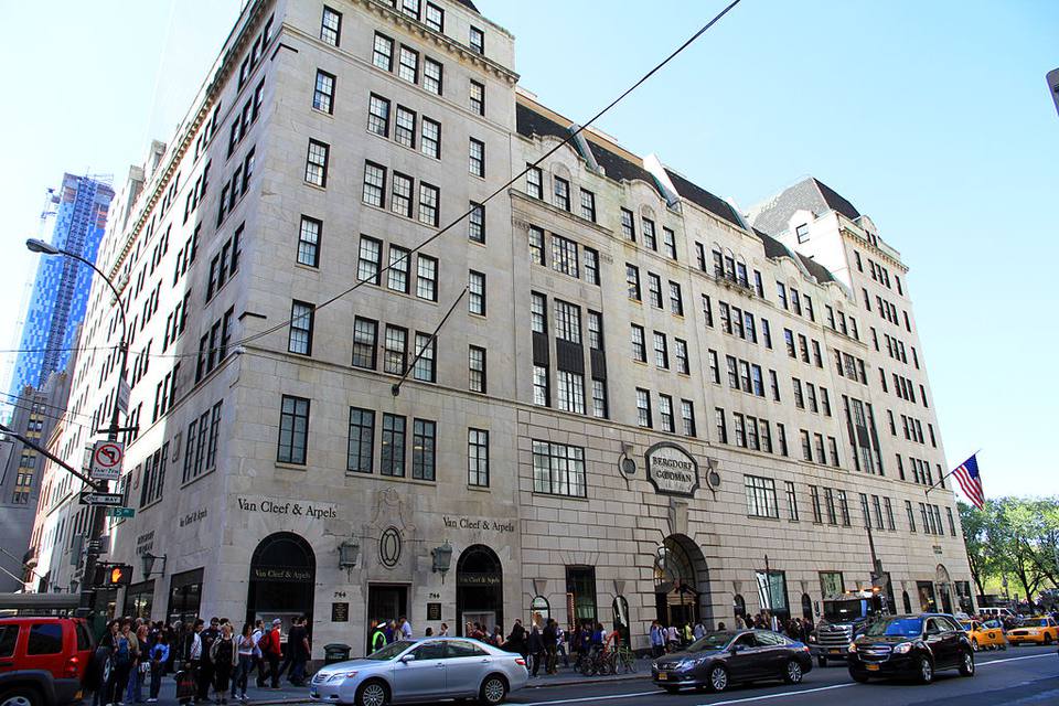 1024px USA NYC Bergdorf Goodman 5b5bc2e7c9e77c007b1497ba 2342047717