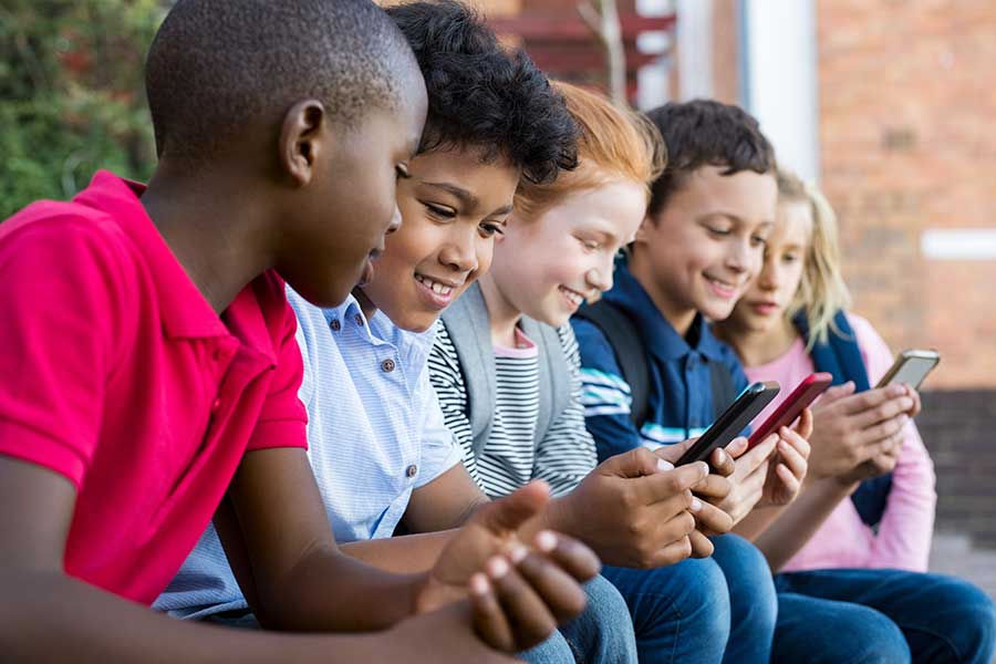kids and cellphones 1 844221585