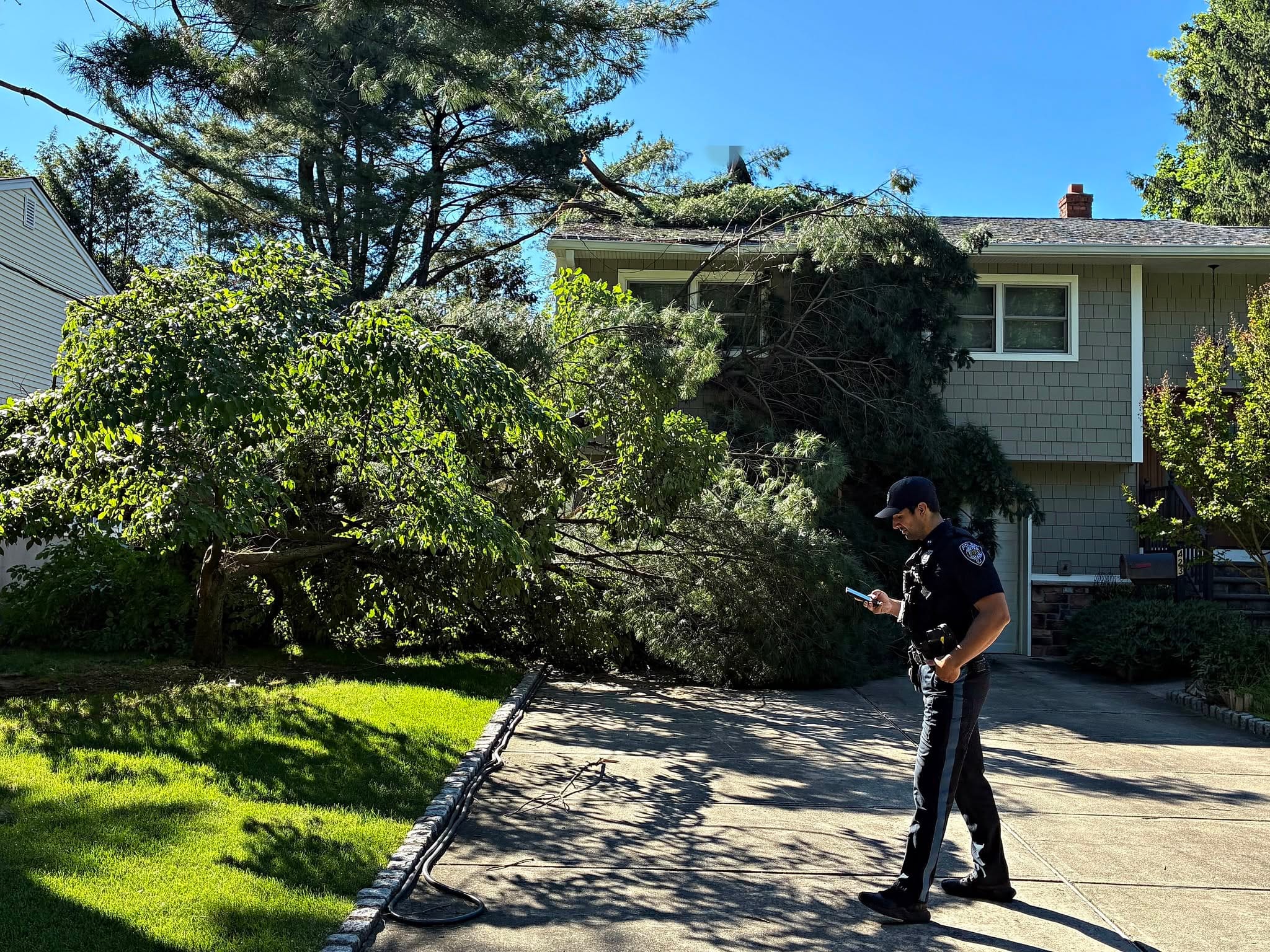 Glen Rock: Massive Tree Splits in Two, Crashing Onto Residential Roof 727519385 1659533509508492 142428517300982935 n